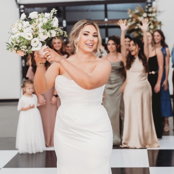 Pearl satin wedding dress - Picture 7 of 8